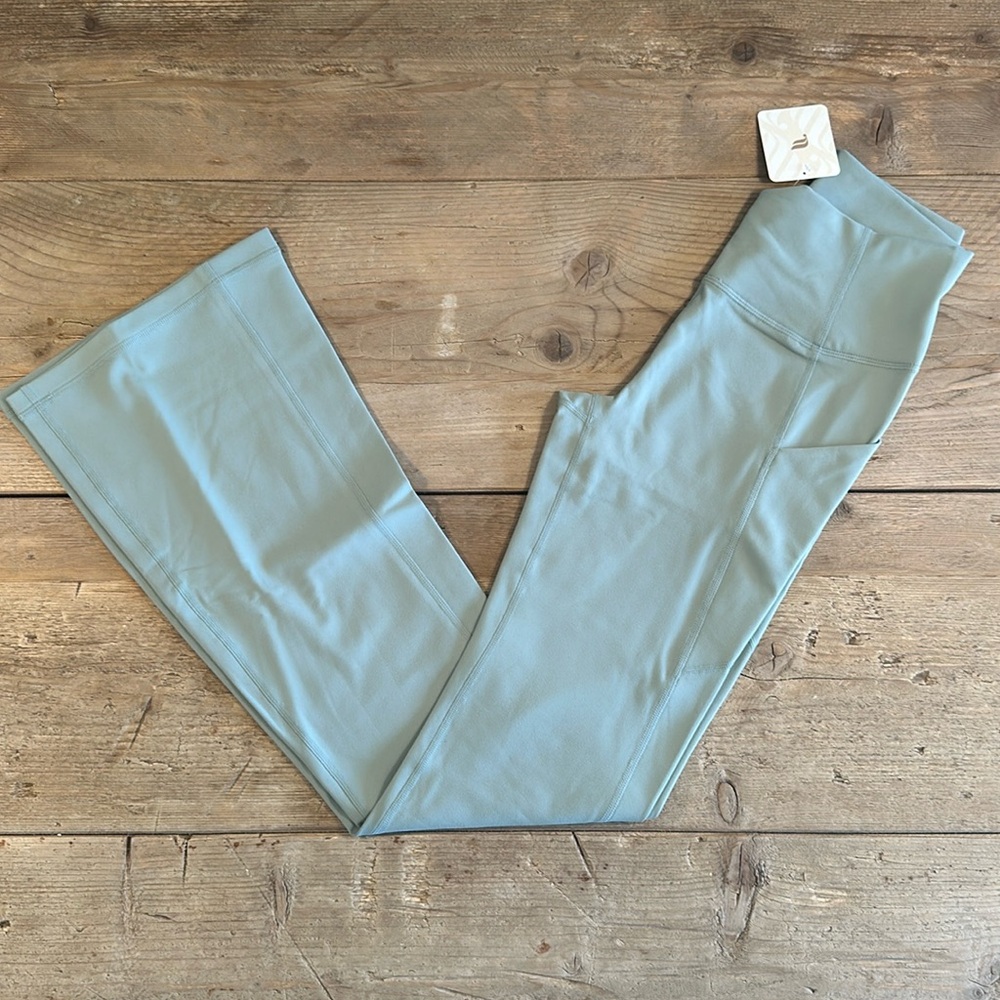 NWT- Fabletics Oasis Pureluxe HW Pocketed Kick Flare -SAGE GREY (32”) REG INSEAM - Picture 6 of 12